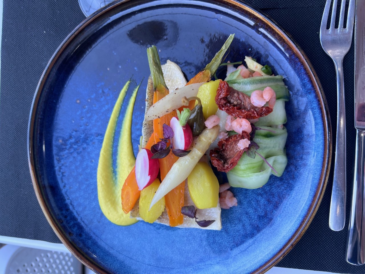 assiette bleue poisson